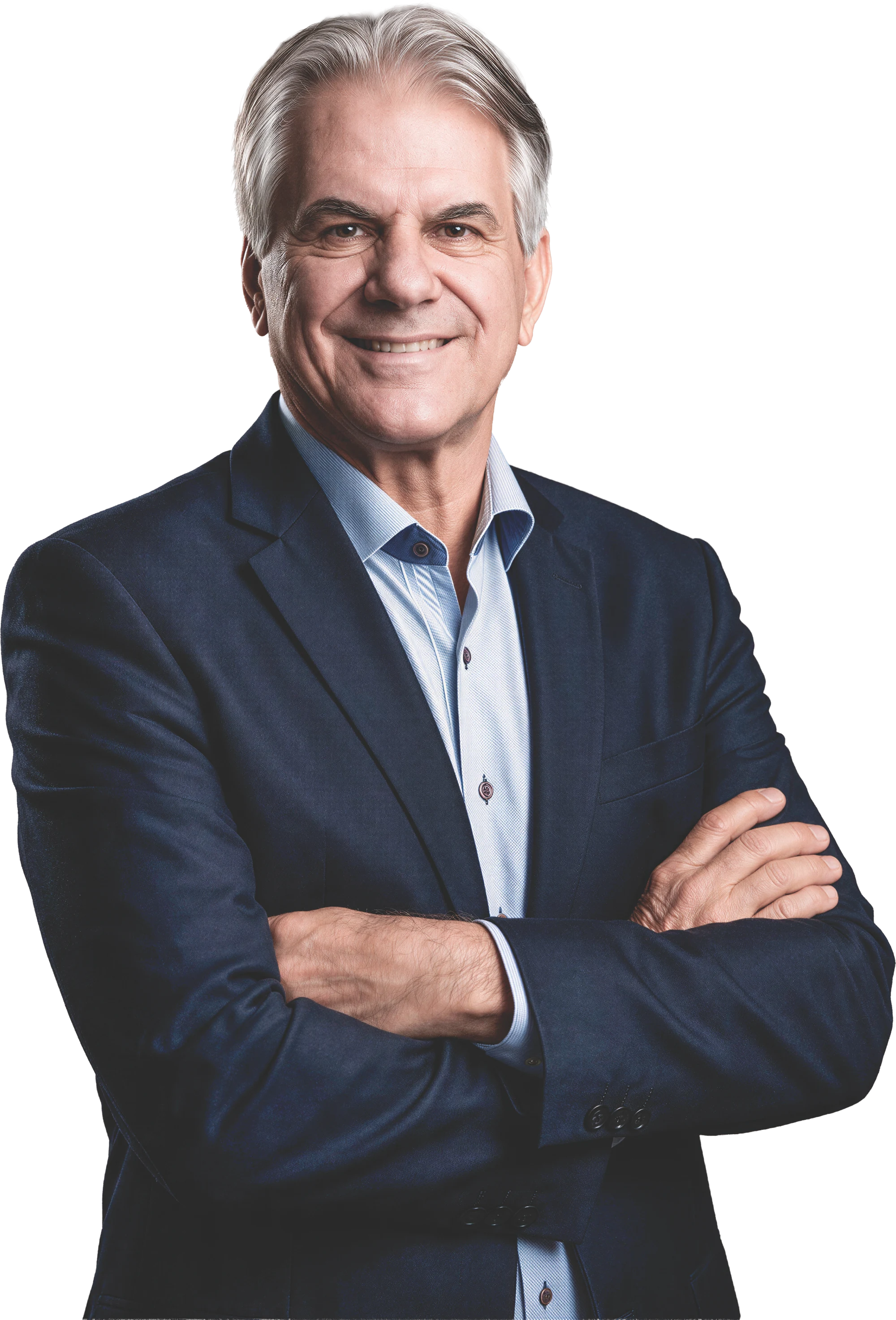 Luiz Ernesto de Giacometti, de terno azul-marinho e braços cruzados, sorrindo